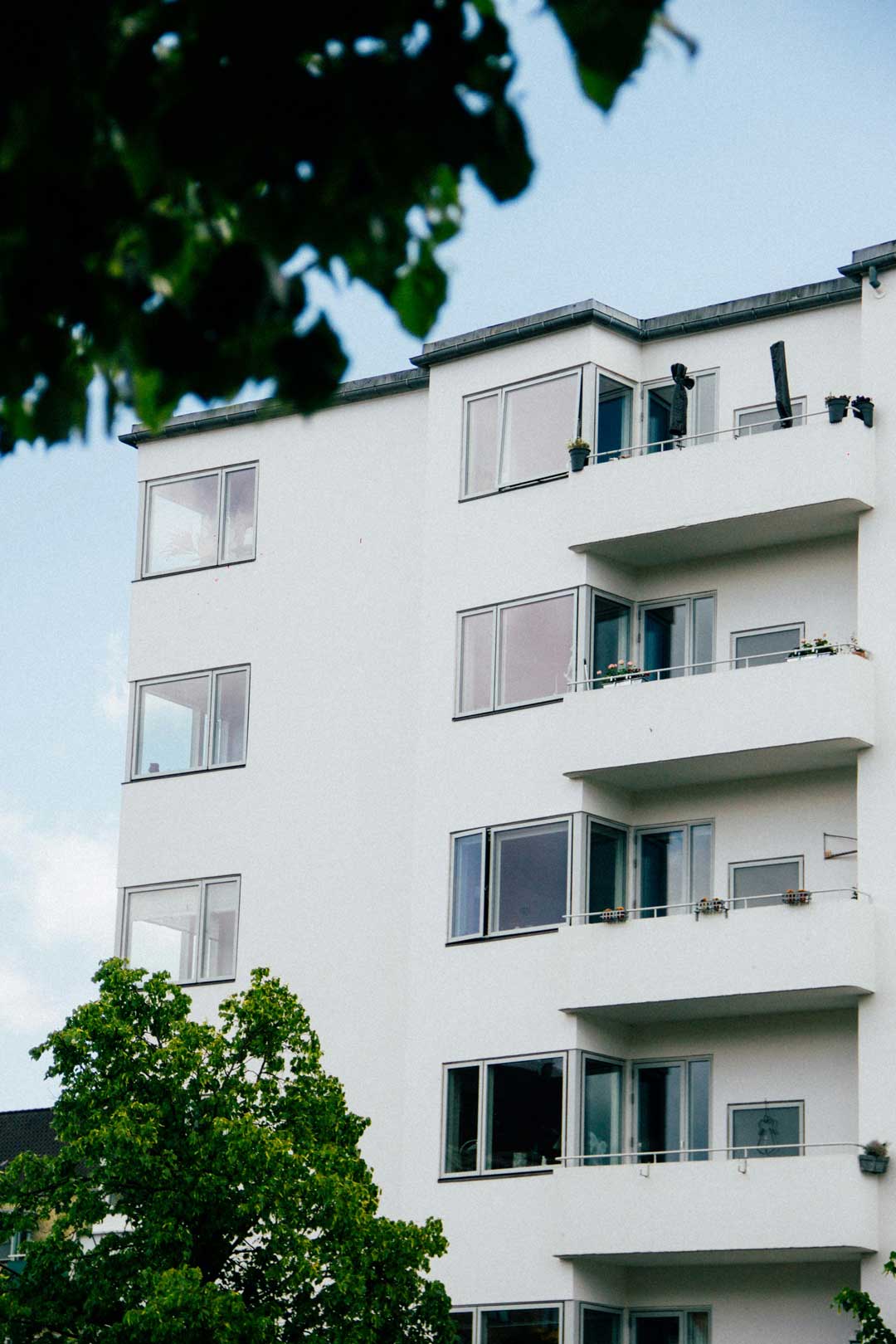 Besiktningsman besiktigar tak på ett hus och pekar på fel