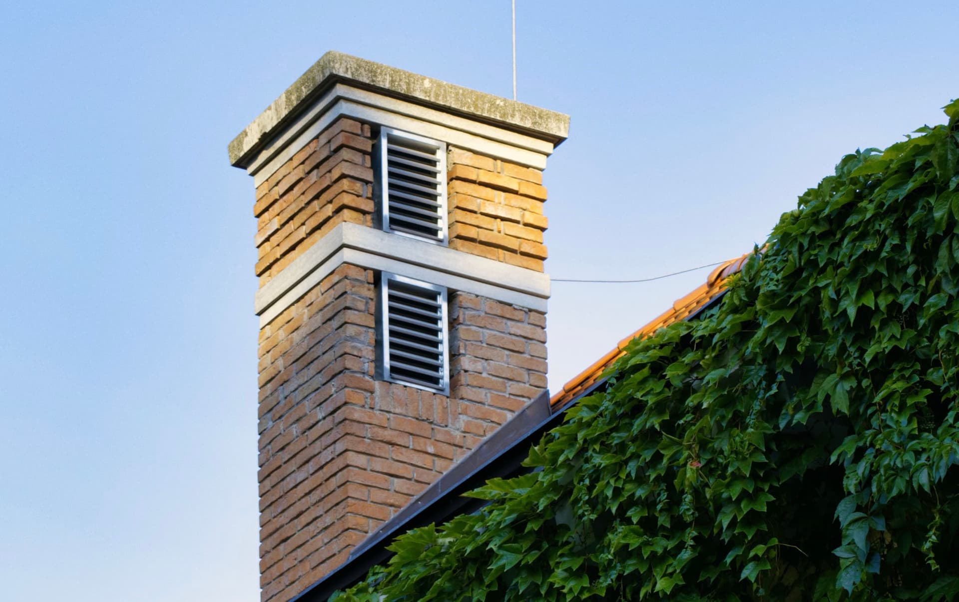 Tekniker som utför OVK-besiktning av ventilationssystem