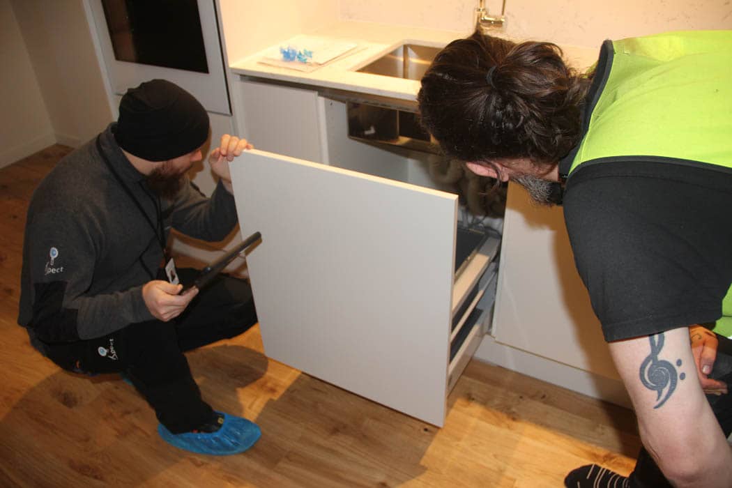 Besiktningsman besiktigar hiss