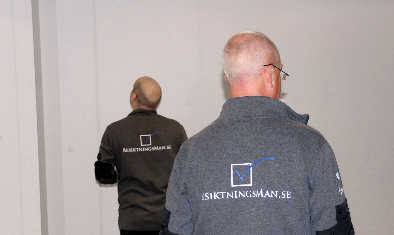 Två besiktningsmän kontrollerar nybyggnation