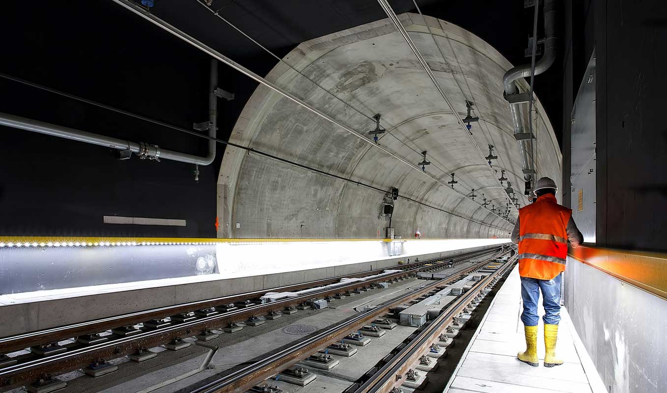 Besiktningsman besiktigar tunnel